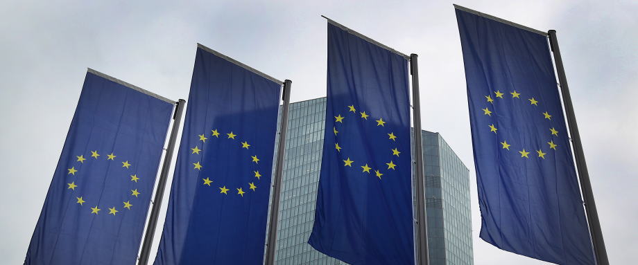 —欧盟执委会副主席东布洛夫斯基表示，执委会下周将拿出一份疫后经济复苏计划，提供的拨款加贷款总计将超过1万亿欧元