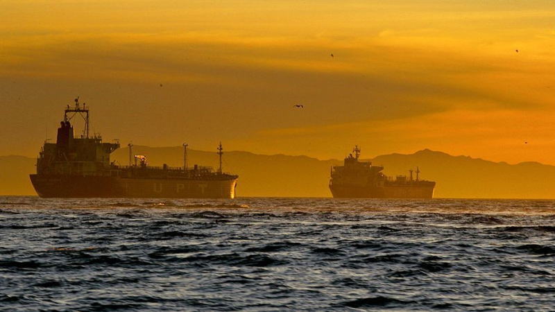 彭博汇编的数据显示，目前北海上的浮动原油库存急剧下降，5月底来自英国、法国和荷兰等地的船只汇集于此，浮动原油库存达到1200万桶。现在下降了35％。