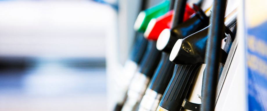 据发改委网站消息，截至6月10日，国内成品油价格挂靠的国际市场原油前10个工作日平均价格低于每桶40美元