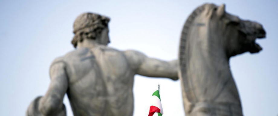 根据意大利总理孔特上周签署的新防控法令，15日起意大利向欧盟成员国、申根国、英国、北爱尔兰等国开放边境，该国境内25个机场恢复客运航班。意大利政府依旧禁止进行有身体接触的体育项