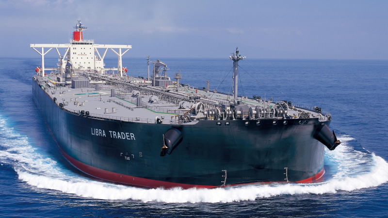 据报道，目前不少载有委内瑞拉原油的油轮漂在海上，这些油轮总计至少装载了1810万桶石油，以委内瑞拉目前的产油速度看，这相当于该国两个月的产油量。因为找不到石油买家，有些油轮甚至在海面上漂泊了6个月。许多委内瑞拉原油的潜在客户和老客户，都因为害怕招致美国的二次制裁，而不敢冒险参与委内瑞拉的石油贸易。