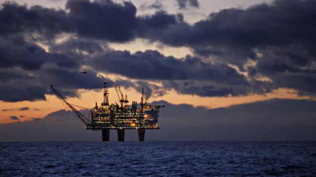 在经历11月的大跌后，油价在12月首个交易日大涨。沙特和俄罗斯延长限产协议、加拿大实施产量限制抵消了卡塔尔退出OPEC带来的负面影响。