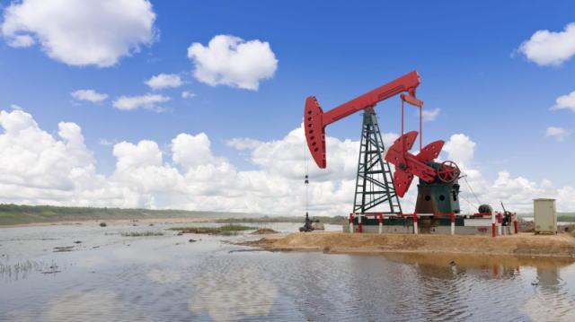 在经历11月的大跌后，油价在12月首个交易日大涨。沙特和俄罗斯延长限产协议、加拿大实施产量限制抵消了卡塔尔退出OPEC带来的负面影响。