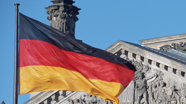 当地时间上周六在德国慕尼黑举行的安全会议上，德国总理默克尔强有力地反驳了美国呼吁欧洲盟国退出伊朗核协议的要求，并积极维护了多边机构的作用。