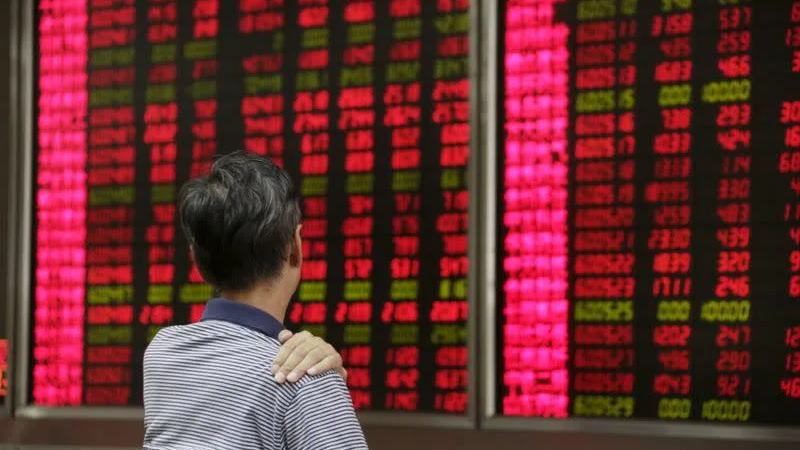 中国股市的投资者自国庆长假后热情高涨，助推中国股票市值自2015年以来首次突破10万亿美元。